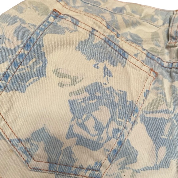 current Elliott Girlfriend shorts in blue rose floral print - Picture 3 of 10